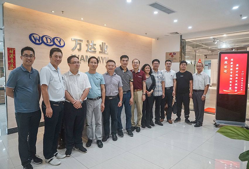 專家組在萬(wàn)達(dá)業(yè)總部合影留念